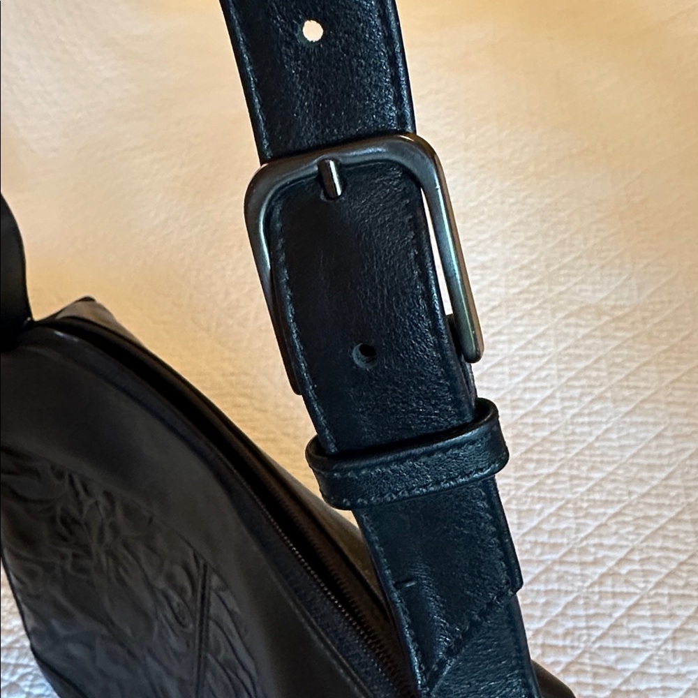 SAS Classic Black Tooled Leather Shoulder Bag - Picture 5 of 5